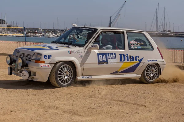 Küçük bir kasaba Palamos Katalonya XV ralli Costa Brava tarihi araba yarışı. 04. 20. 2018 İspanya, şehir Palamosrenault, — Stok fotoğraf