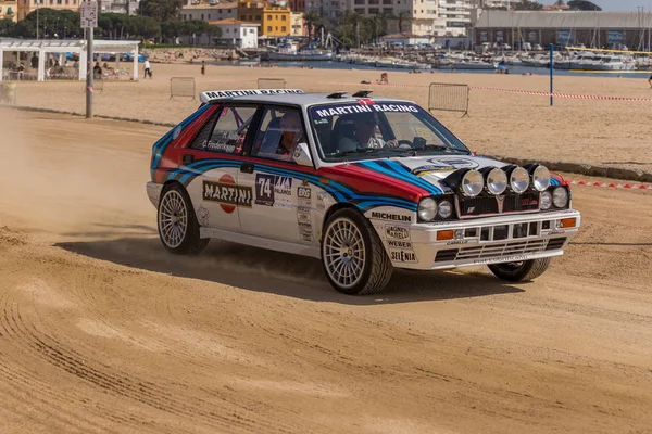 XV Rally Costa Brava Histórica carrera de coches en una pequeña ciudad de Palamos en Cataluña. 04. 20. 2018 España, ciudad Palamos — Foto de Stock