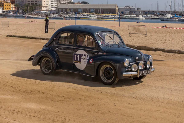 XV Rally Costa Brava Histórica carrera de coches en una pequeña ciudad de Palamos en Cataluña. 04. 20. 2018 España, ciudad Palamos — Foto de Stock