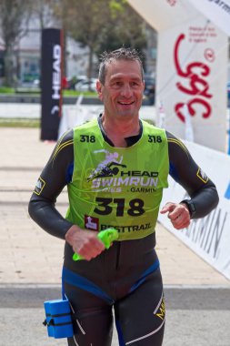 Swimrun Costabrava yarışmaya İspanya katılımcılar küçük bir kasabasında Playa de Aro