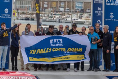 Küçük bir kasaba Palamos Katalonya XV ralli Costa Brava tarihi araba yarışı. 04. 20. 2018 İspanya, şehir Palamos