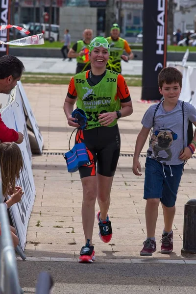 Deelnemers aan de competitie Swimrun Costabrava in in een klein stadje Playa de Aro Costa Brava in Spanje — Stockfoto