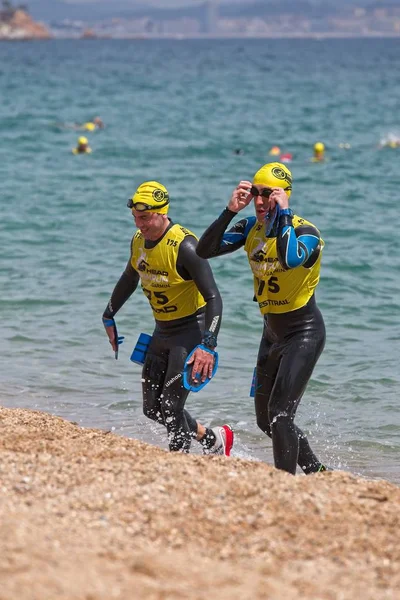 Uczestników w konkursie Swimrun Katalonia w małym miasteczku Playa de Aro w Hiszpanii — Zdjęcie stockowe