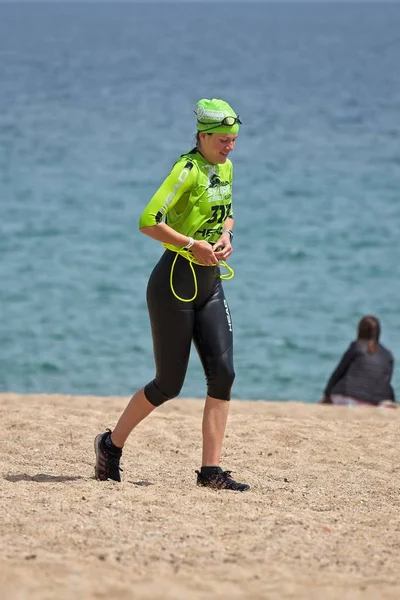 Peserta kompetisi Swimrun Costabrava di sebuah kota kecil Playa de Aro di Spanyol — Stok Foto