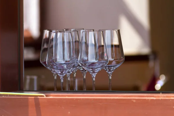 Las copas de vino en la ventana el restaurante —  Fotos de Stock