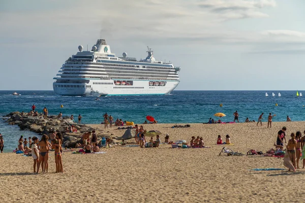Grande nave turistica vicino alla città mediterranea Palamos in Spagna — Foto Stock