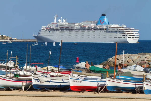 Gran barco turístico cerca de la ciudad mediterránea de Palamos en España —  Fotos de Stock