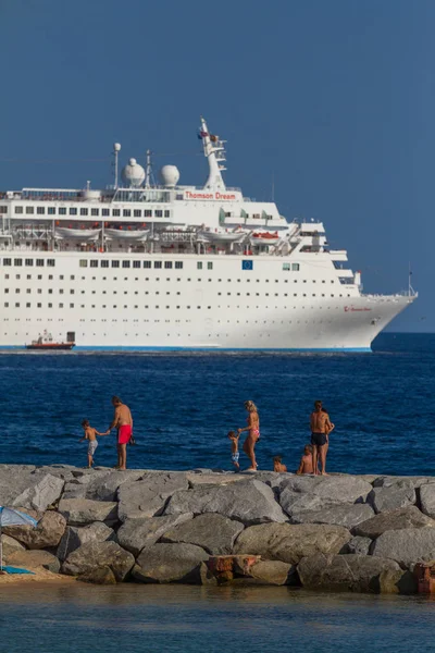 Gran barco turístico cerca de la ciudad mediterránea de Palamos en España —  Fotos de Stock