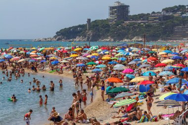 İspanya, 27 Costa Brava (köy Sant Antoni de Calonge) sahilde. 07. 2017 İspanya