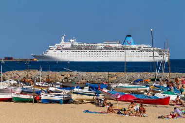 Büyük turist gemisi Akdeniz şehrin Palamos İspanya, TUI gemi