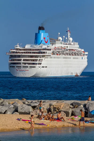 在西班牙帕拉莫斯的地中海小镇附近的一艘大型旅游船, 08。03. 2012 西班牙 — 图库照片