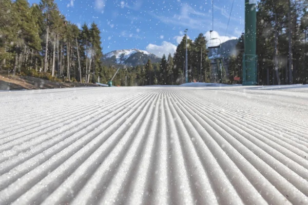 Recurso de esqui recém-preparado no início da primavera — Fotografia de Stock