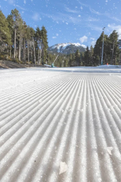 Frisch präpariertes Skigebiet im zeitigen Frühling — Stockfoto