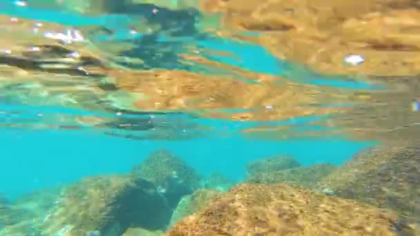 スペインのコスタ ブラバでの水中写真 波の反射 — ストック動画