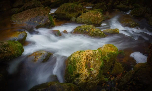 Schöner Gebirgsfluss aus Spanien, Langzeitbelichtungsbild — Stockfoto