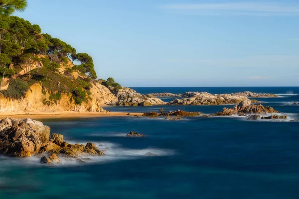 Paisaje de una Costa Brava española en un día soleado, cerca de la ciudad Palamos — Foto de Stock