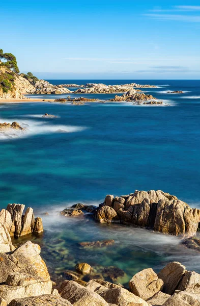 Paisaje de una Costa Brava española en un día soleado, cerca de la ciudad Palamos — Foto de Stock