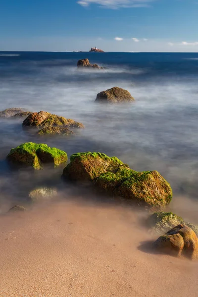 Güneşli bir günde, Palamos yakınlarındaki İspanyol bir Costa Brava 'nın manzara resmi. — Stok fotoğraf