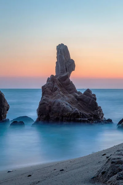 Luz del atardecer en la Costa Brava de España, cerca de la ciudad de Palamos, imagen de larga exposición — Foto de Stock