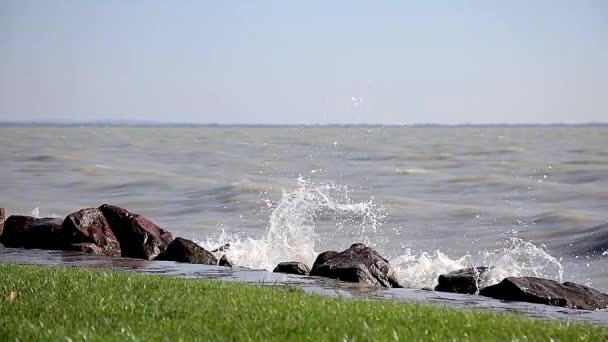 Onde Rallentatore Sulla Spiaggia Onda Ventosa Ungheria Lago Balaton — Video Stock