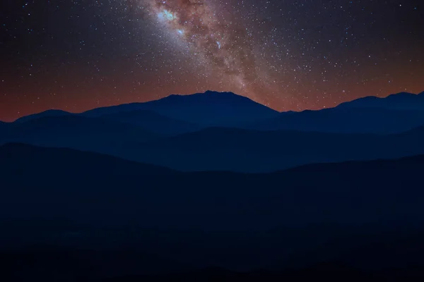Paesaggio notturno dalla montagna con via lattea — Foto Stock