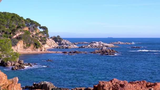 Nagranie Wybrzeża Kamieniami Hiszpańskiego Costa Brava Słoneczny Dzień Pobliżu Miasta — Wideo stockowe