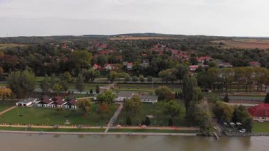 Balatonbereny, Macaristan 'daki bir gölden insansız hava aracı resmi.