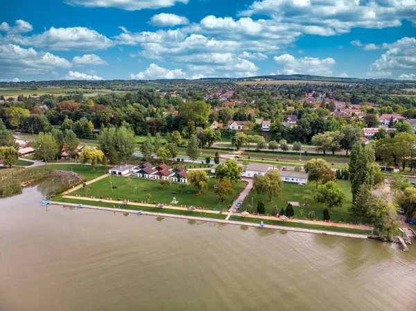 Drone aéreo foto de um lago Balaton da Hungria, Balatonbereny — Fotografia de Stock