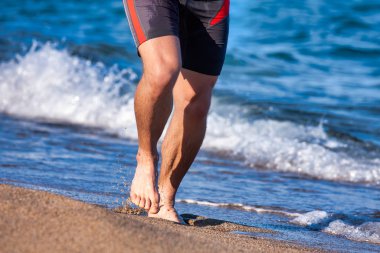 İspanya, Costa Brava 'da plajda koşan adam