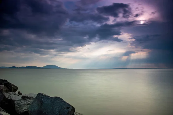 Schöner farbenfroher Sonnenaufgang, Balaton in Ungarn — Stockfoto