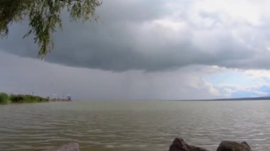 Macaristan 'daki Balaton Gölü üzerinde fırtına bulutu, zaman aşımı