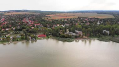 Balatonbereny, Macaristan 'daki bir gölden insansız hava aracı resmi.