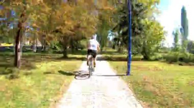 Macar Balaton Gölü yakınlarında ağlayan genç sporcu.