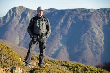 İspanyol dağında poz veren Kafkasyalı turist Montseny