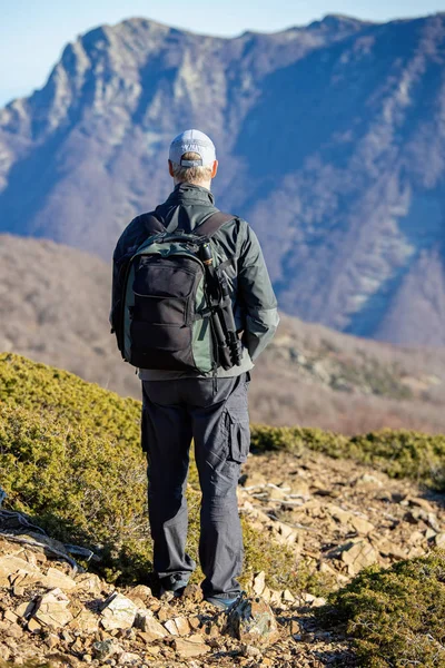 Caucasian tourist man posing in the Spanish mountain Montseny — Stock Photo, Image