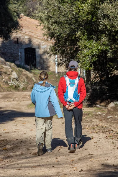 Jonge koppel toeristen trekking op de Spaanse berg Montseny — Stockfoto