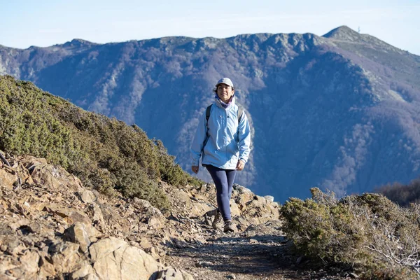 Donna turistica spagnola a piedi nella montagna spagnola Montseny — Foto Stock