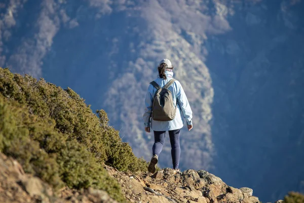 Turista española caminando por la montaña española Montseny — Foto de Stock