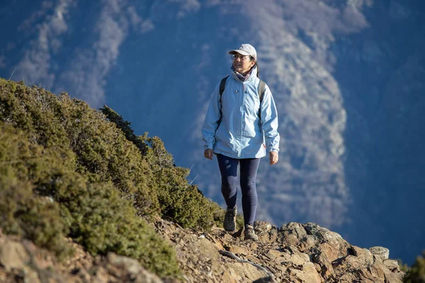 Spaanse toeristenvrouw wandelend in de Spaanse berg Montseny — Stockfoto