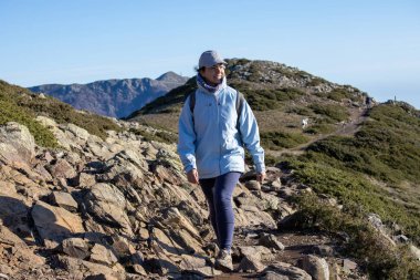İspanyol turist kadın Montseny dağında yürüyor.