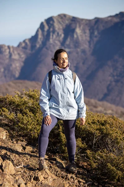 Mulher turística espanhola caminhando na montanha espanhola Montseny — Fotografia de Stock