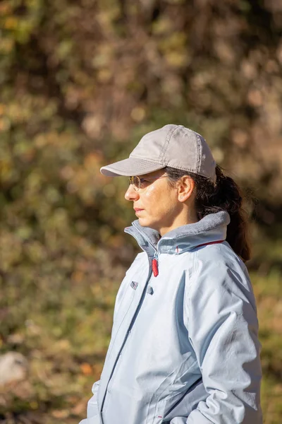 Donna turistica spagnola a piedi nella montagna spagnola Montseny — Foto Stock