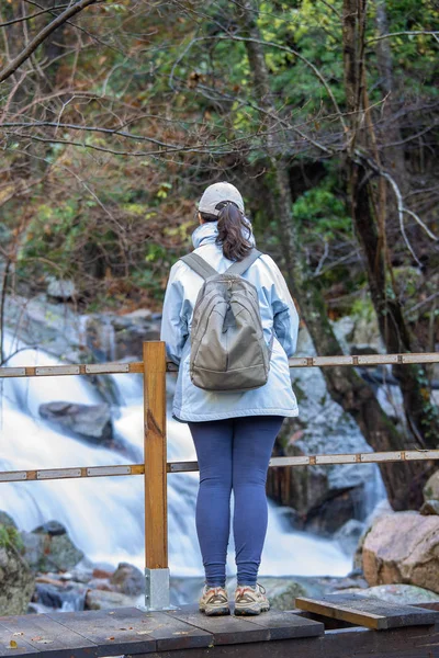 Turista española mirando un pequeño río en la montaña española Montseny — Foto de Stock