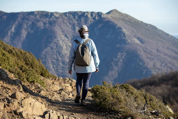 Turista española caminando por la montaña española Montseny — Foto de Stock