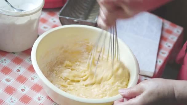 Hausfrau Mixt Teig Mit Traditionellem Küchenutensil Für Passivität — Stockvideo