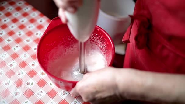 家庭主妇把鸡蛋泡沫和食品加工机混合在一起 制作出轻松愉快的慢镜头 — 图库视频影像