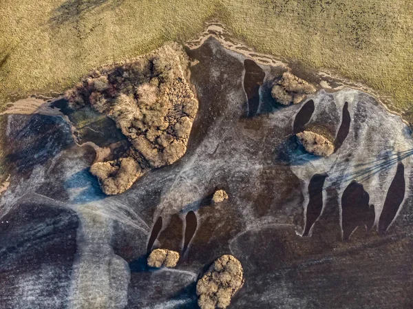 जमे हुए तालाब पर हवाई शीतकालीन परिदृश्य — स्टॉक फ़ोटो, इमेज