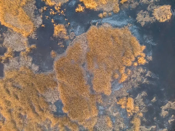 Paisaje aéreo de invierno sobre estanque congelado a la luz del atardecer — Foto de Stock