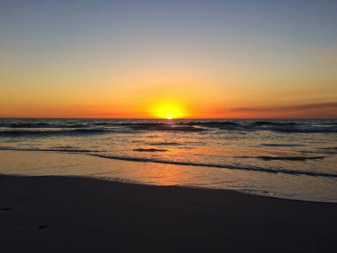 Batı Avustralya 'da, Perth kenti yakınlarında güzel bir gün batımı.