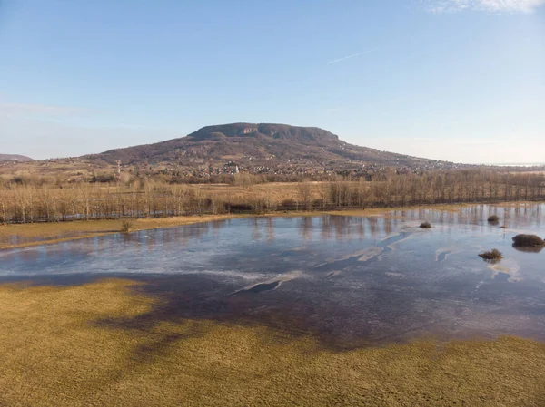 Paisaje aéreo de invierno del volcán húngaro, colina Badacsoy — Foto de Stock